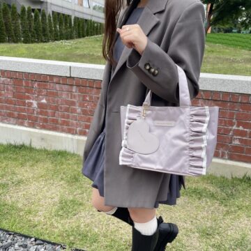 JILL by JILL STUART（ジル バイ ジルスチュアート）　ハート形チャームつきフリルトートバッグ　