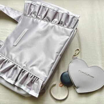 JILL by JILL STUART（ジル バイ ジルスチュアート）　ハート形チャームつきフリルトートバッグ　