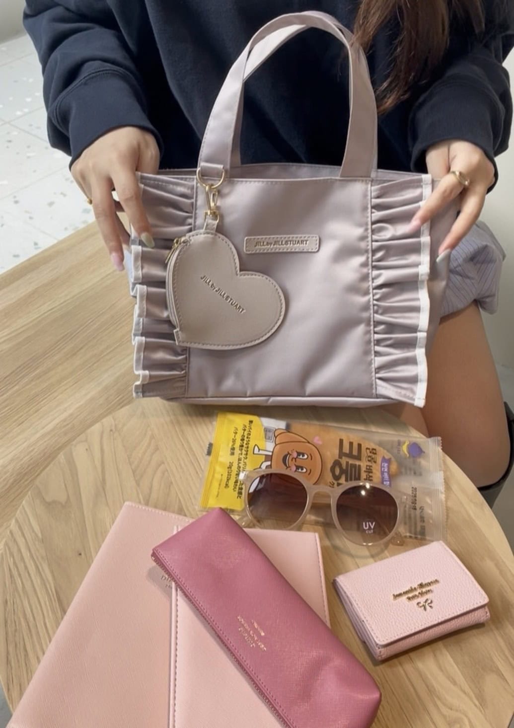 JILL by JILL STUART（ジル バイ ジルスチュアート）　ハート形チャームつきフリルトートバッグ　中身
