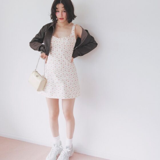 ミニ丈×スニーカー合わせが今っぽい♡ 甘さとカジュアルの黄金バランスコーデ