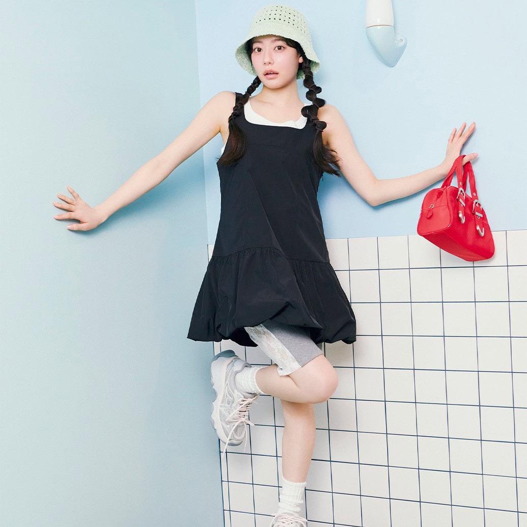 【レイ ビームス】旬の“ミニ丈”コーデは「バイカーパンツ」を忍ばせカジュアルダウン！