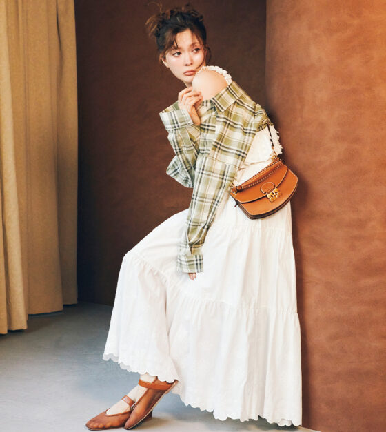 ラフに着こなすチェック柄コーデ♡ ヘルシー肌見せで抜け感をプラス！