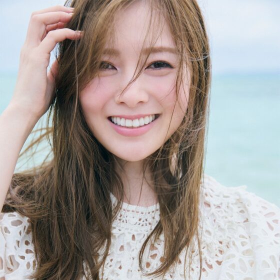 【白石麻衣】が纏う。リゾートチックな大人の夏コーデ6選