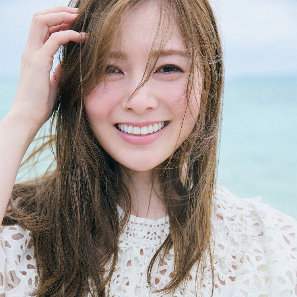 【白石麻衣】が纏う。リゾートチックな大人の夏コーデ6選