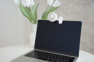 フレ ミニファン ホワイト　PCにつけた様子