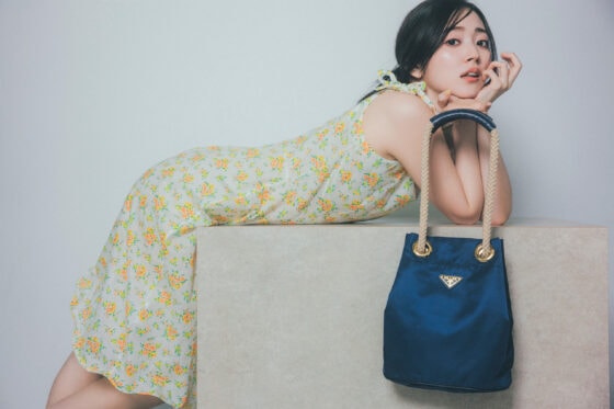 【プラダ新作】夏コーデを格上げ。2WAYで楽しむ大人の名品バッグ