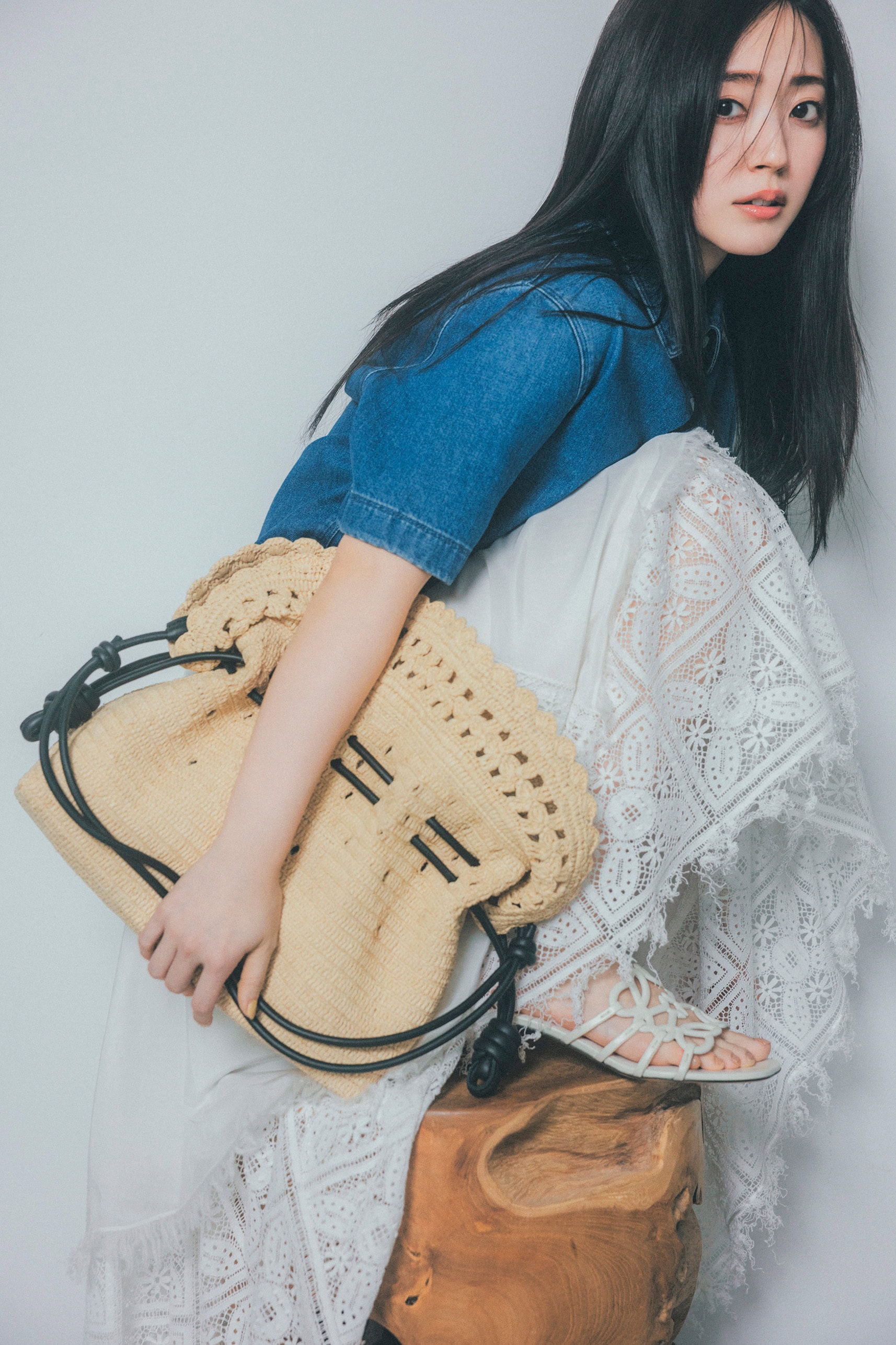【ロエベ】鈴木愛理が纏う。リゾートチックな大人のバッグ＆サンダル