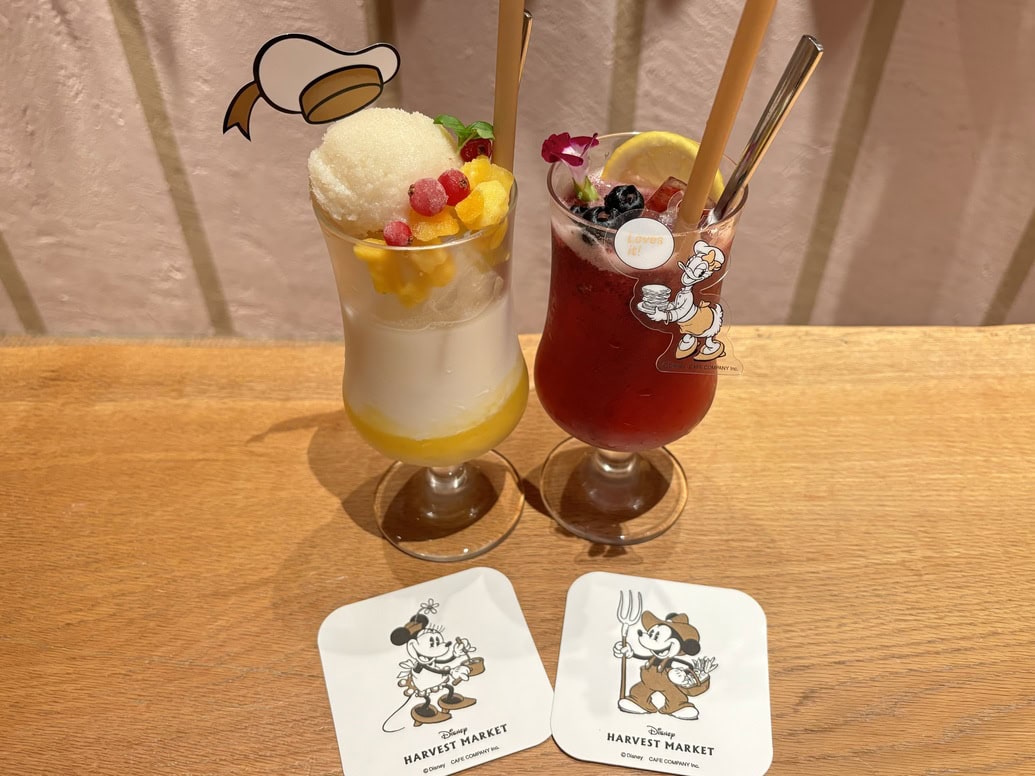 左：愛しのあの子に恋のアタック♡とろけるマンゴーヨーグルト甘酒フロート＜Donald＞　右：おしゃれな小悪魔♡Very berry レモネード〈Daisy〉