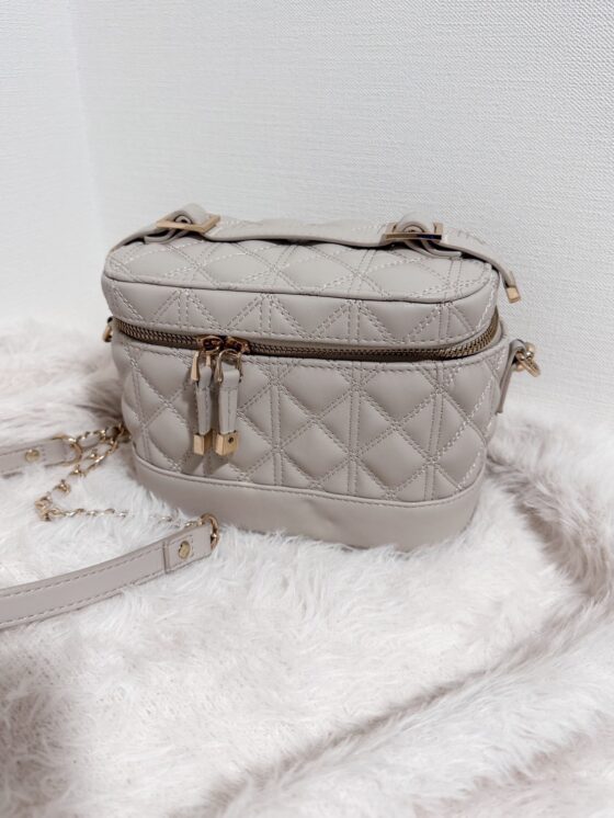 小物はポーチ収納でスッキリと！ sweet lovers「SHIE」のバッグの中身を大公開♡【sweet lovers】