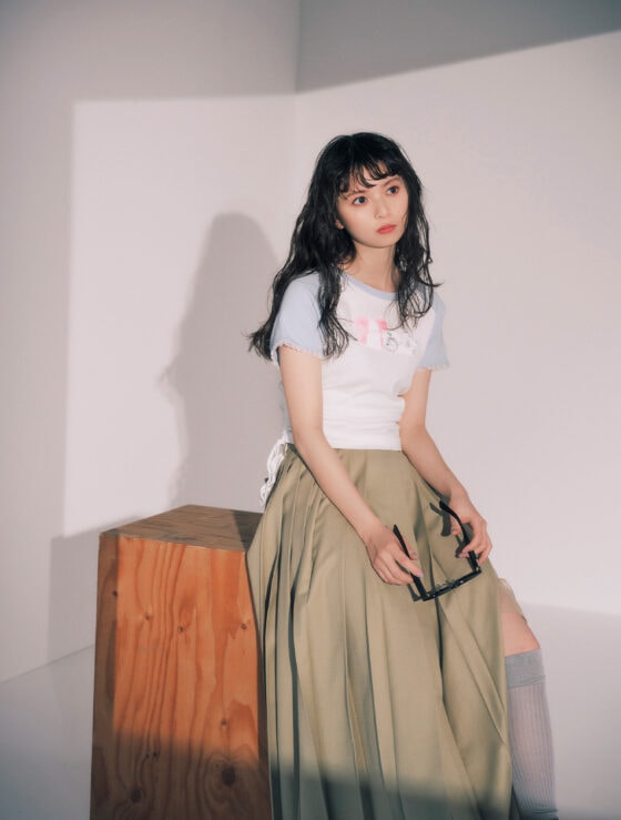 今すぐ真似したい♡ 齋藤飛鳥が着る「おしゃれTシャツ」の正解コーデ