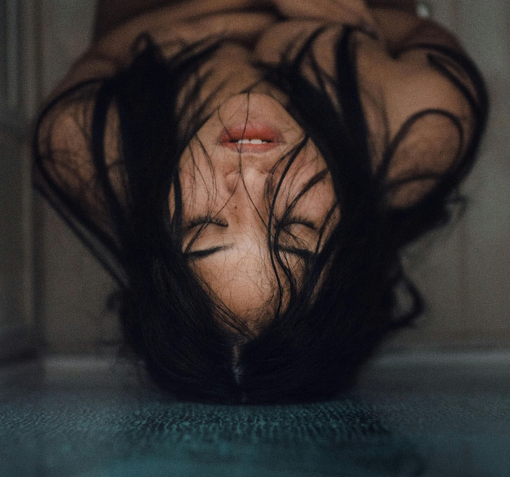 身体を触る女性