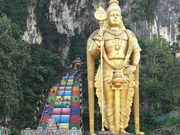 バトゥ洞窟の巨大な金色の神像