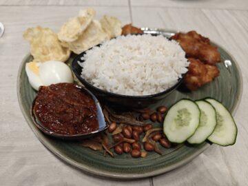マレーシアの国民食「ナシレマ」