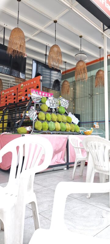 メイン通り沿いにある大量のドリアン