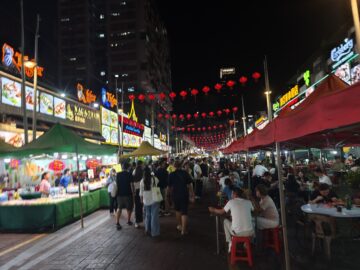 「ジャラン・アロー」のナイトマーケット