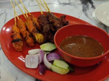 マレー風ソースにつけて食べる鶏肉の串焼き「サテ・アヤム」