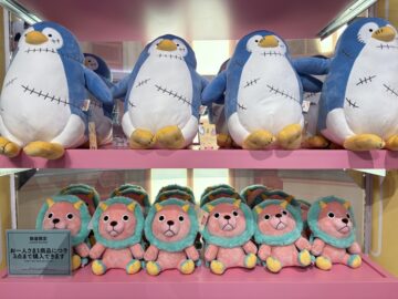 スパイファミリー　上：ぬいぐるみ（Mサイズ）　下：ペンケース