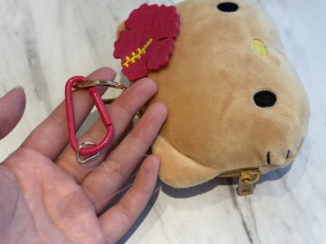 日焼け ハローキティ ぬいぐるみポーチチャーム