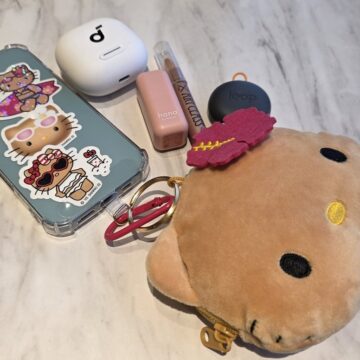 日焼け ハローキティ ぬいぐるみポーチチャーム＆ステッカー3枚セット