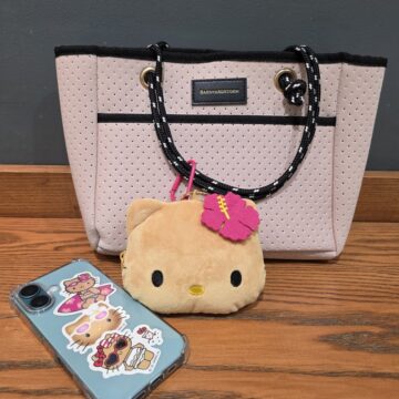 日焼け ハローキティ ぬいぐるみポーチチャーム＆ステッカー3枚セット