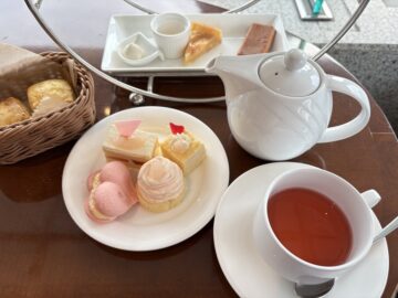 小田急ホテルセンチュリーサザンタワー 20階「ラウンジ サウスコート」　ピーチアフタヌーンティー