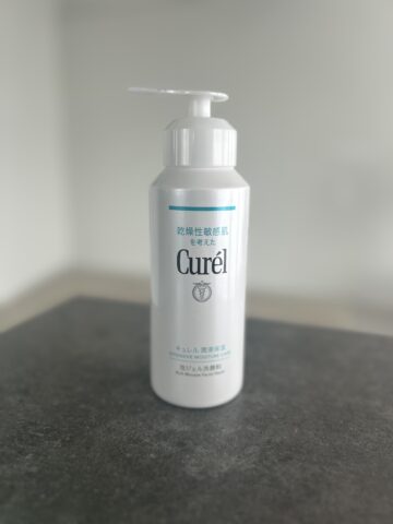 泡からジェル状に変化！　うるおいと透明感のある肌印象に導く洗顔料。キュレル 潤浸保湿 泡ジェル洗顔料　［医薬部外品］　200g　\2,090〈編集部調べ〉（花王　☎0120-165-698）※9月6日発売