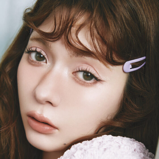 【八木アリサ】私物コスメを大公開♡ セルフメイクは「目元はキラキラでガーリーに！」