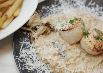 CAFE GITANE NEW YORK、帆立のロースト ボルチーニ茸のクリームリゾット