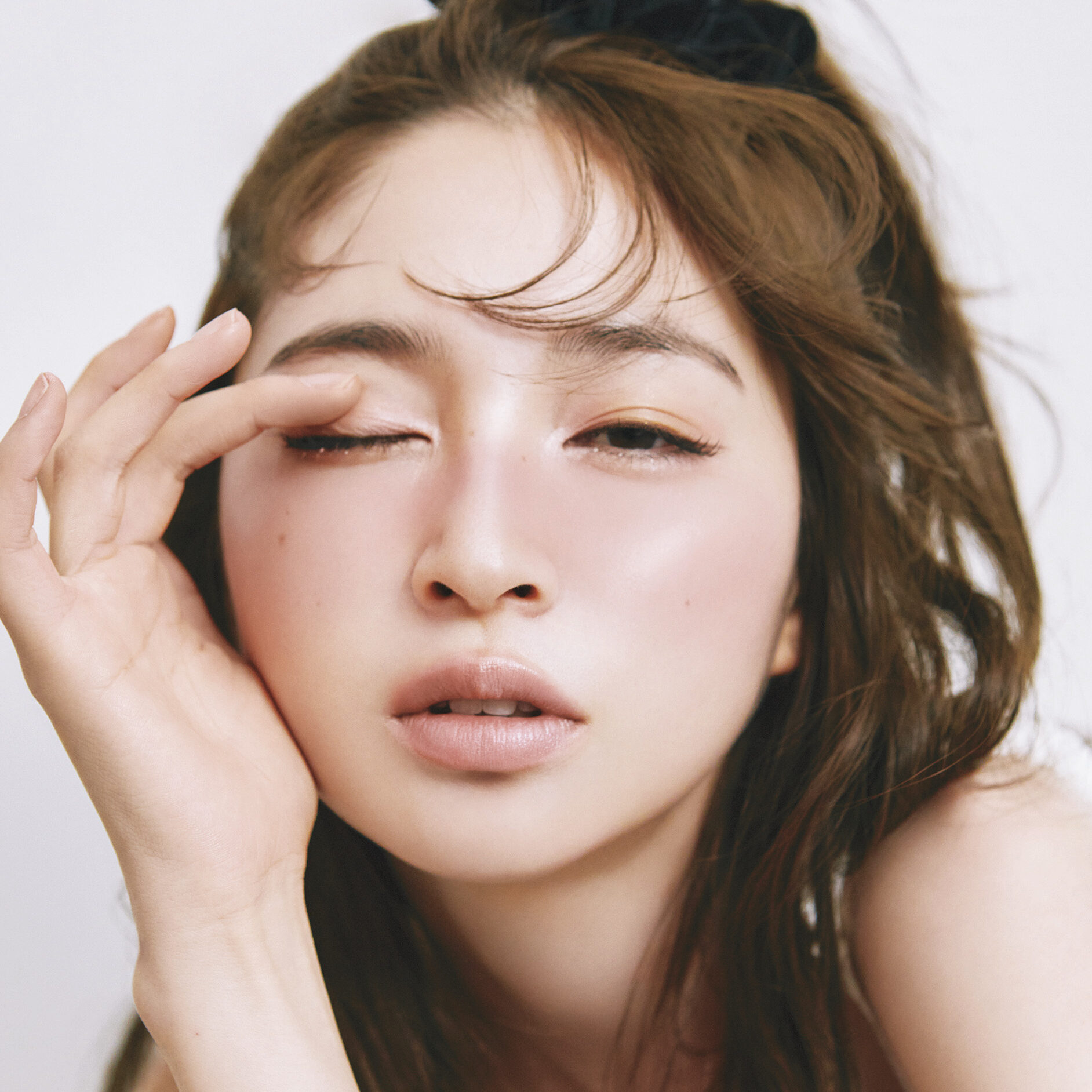 【上西星来】が私物コスメでメイク♡ “内側から輝く発光肌”は血色チーク＆ツヤリップがカギ！