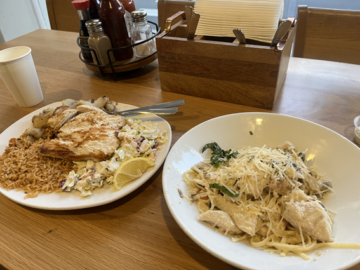 おすすめのFRESH CATCH PLATEとパスタ