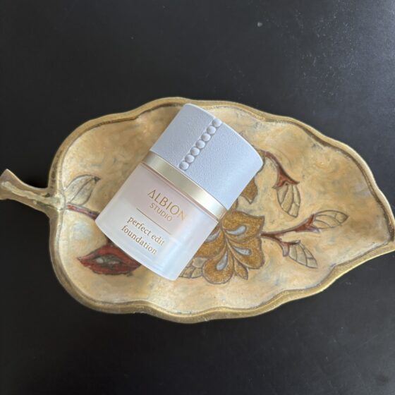 毛穴も乾燥も“たったひと塗り”でなかったことに♡ アルビオンの新作ファンデがすごい♡【BEAUTY BUZZ】