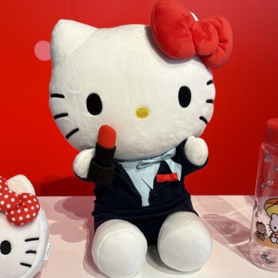 【ハローキティ】が資生堂の美容部員に!? 資生堂オンラインストアでもらえるコラボグッズをチェック♡