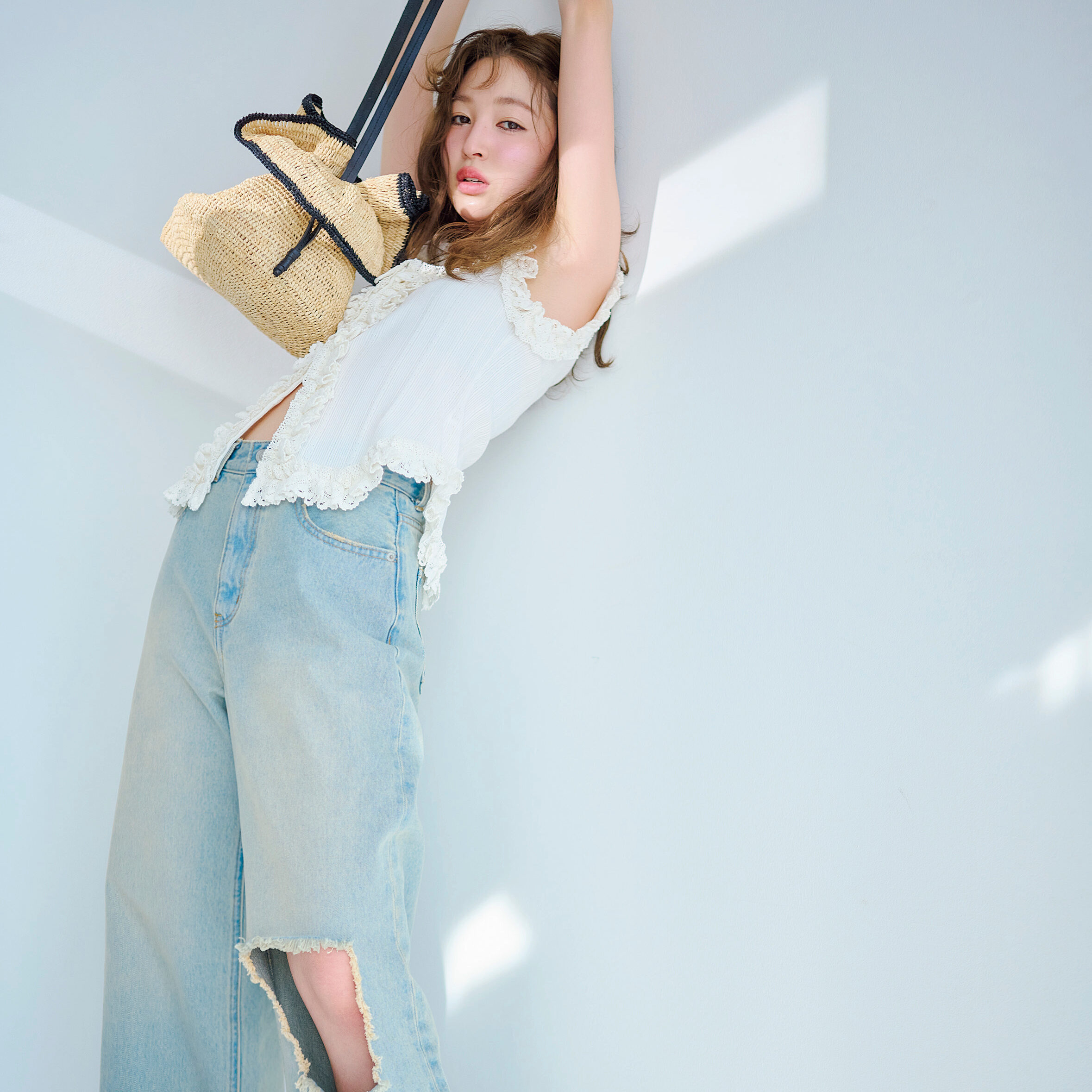 カジュアルだけど色っぽ♡「デニムパンツ」で肌見せするなら“だぼシルエット”が大正解♡
