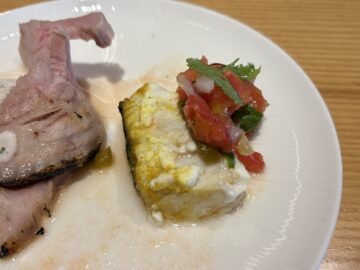 三崎鮮魚の丸ごとタンドリーフィッシュコリアンダーサルサ