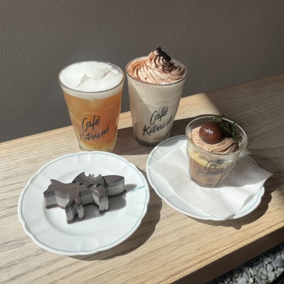 【カフェ キツネ】ハロウィン気分全開♡ 黒ごま“キツネ型ケーキ”や濃厚マロンシェイクほか、秋の新作を実食レビュー！