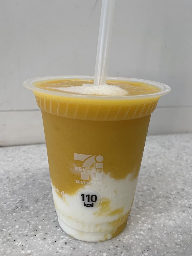 セブンイレブンのマンゴースムージーとR-1