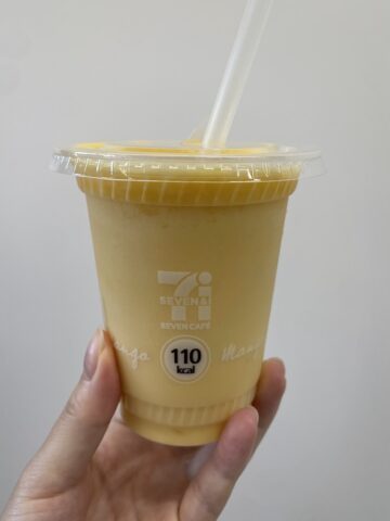 セブンイレブンのマンゴースムージーとR-1