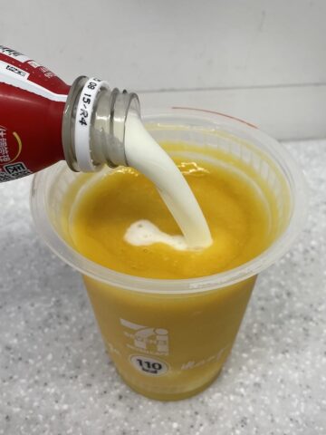 セブンイレブンのマンゴースムージーとR-1