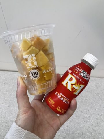 セブンイレブンのマンゴースムージーとR-1