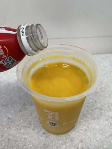 セブンイレブンのマンゴースムージーとR-1