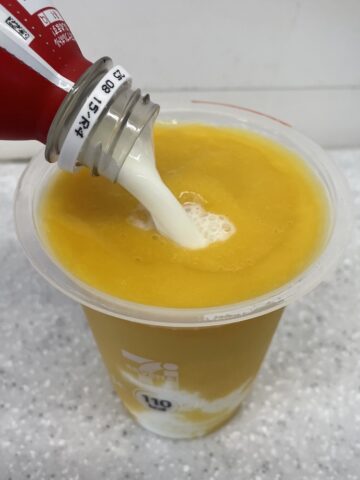 セブンイレブンのマンゴースムージーとR-1