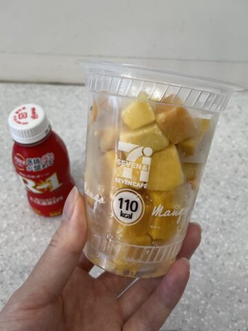 セブンイレブンのマンゴースムージーとR-1