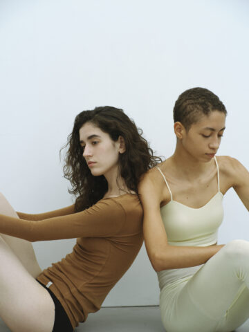 体から発生する水分を吸収し発熱する、快適な保温素材『ブレスサーモ』。吸湿性能にも優れ、吸湿発熱した空気を繊維間に取り込んで保温。