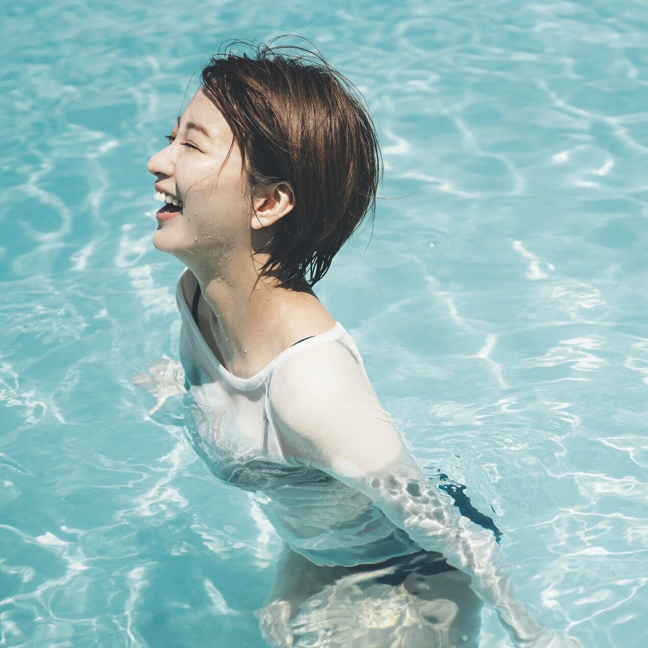 【岡崎紗絵】大人の色気溢れる姿も♡ 20代ラスト写真集『Lupinus』見どころ&オフショット大公開!