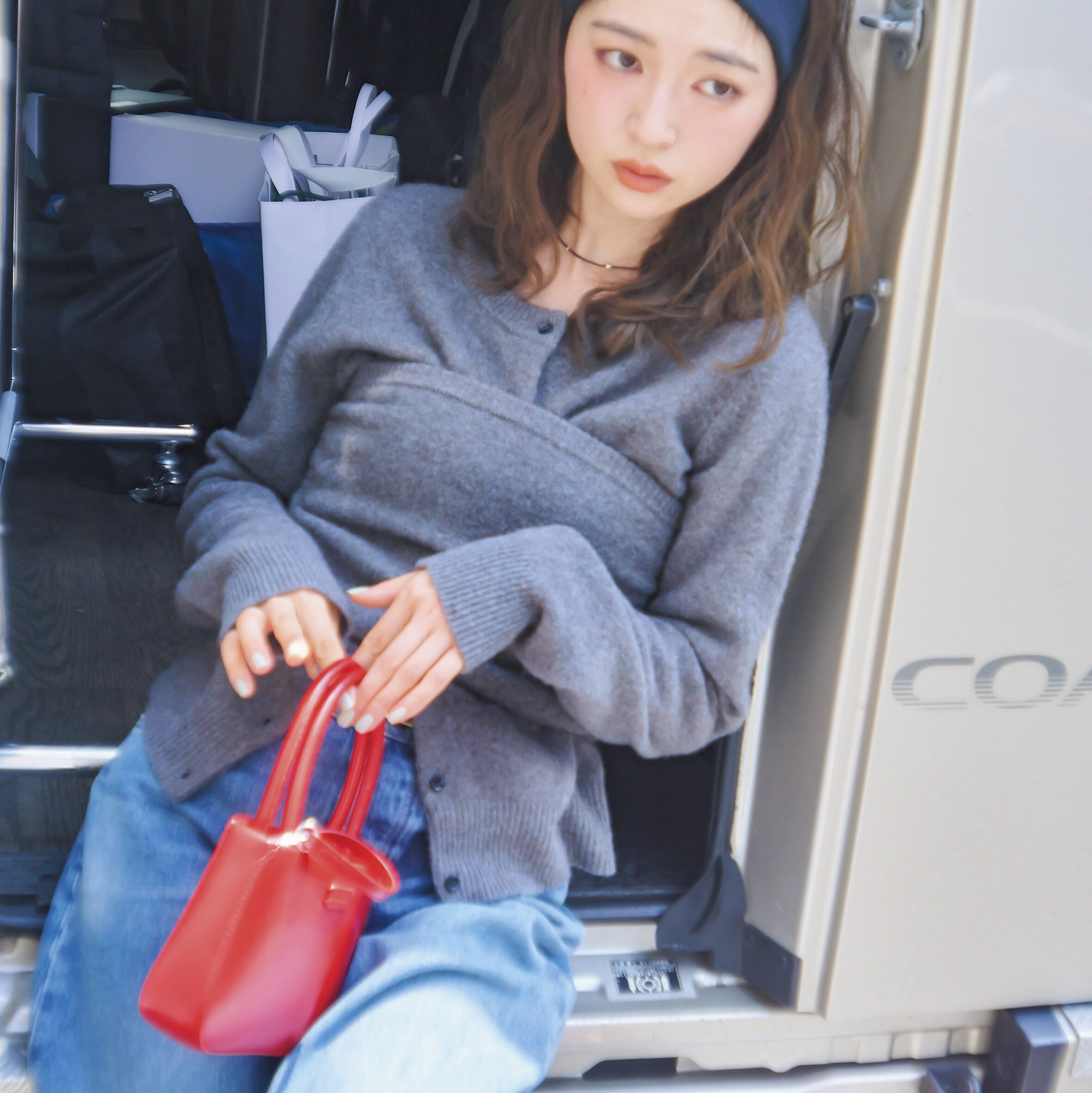 カルバン・クラインの「名品デニム」で女っぽカジュアルコーデ3選