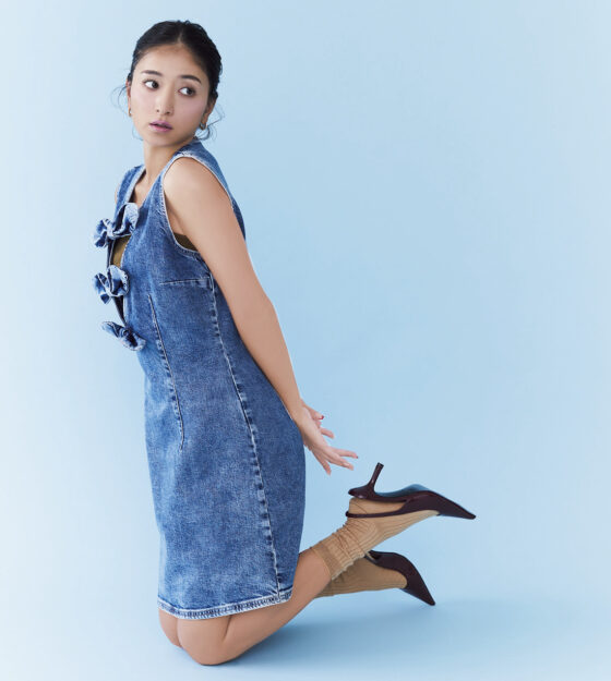 ヘルシーに肌見せするならこれ！大人のミニ丈「デニムワンピース」3選