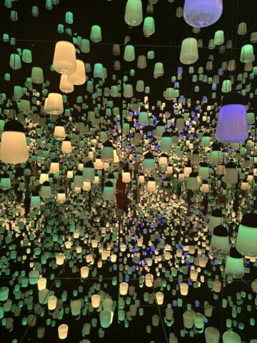 チームラボ《呼応するランプの森：One Stroke - a Year in the Mountains》