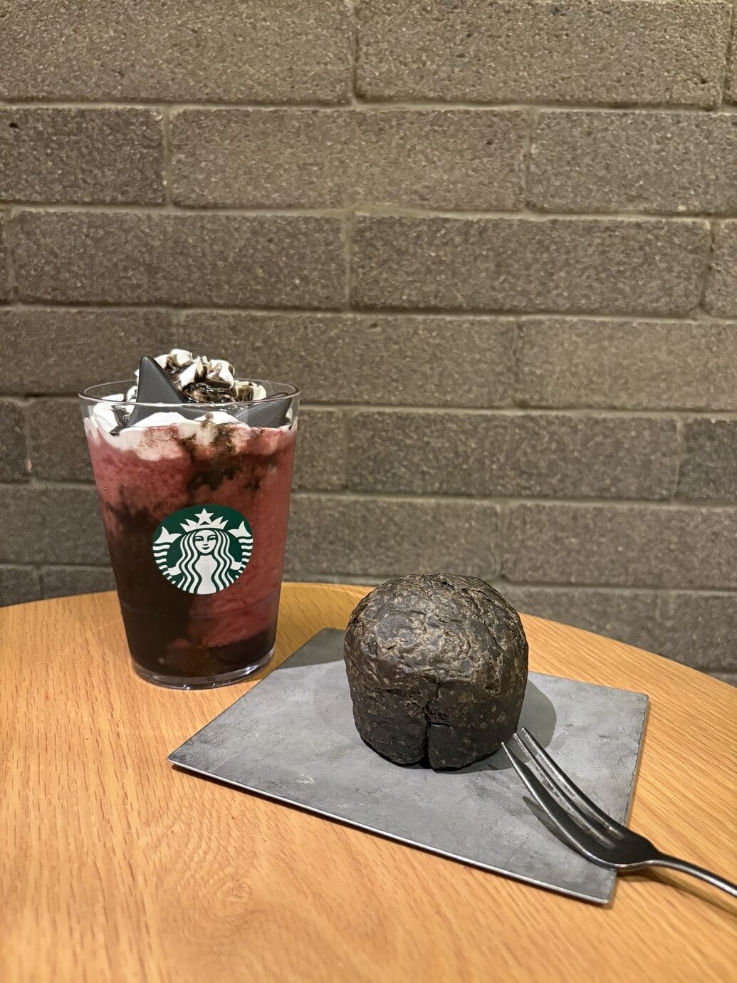 スタバ　アサイー ベリー フラペチーノ® 　ハロウィン チョコ＆ベリーデニッシュ