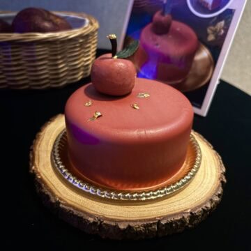 『白雪姫』 Pomme de Vérité スパイス香るりんごとチーズババロアケーキ