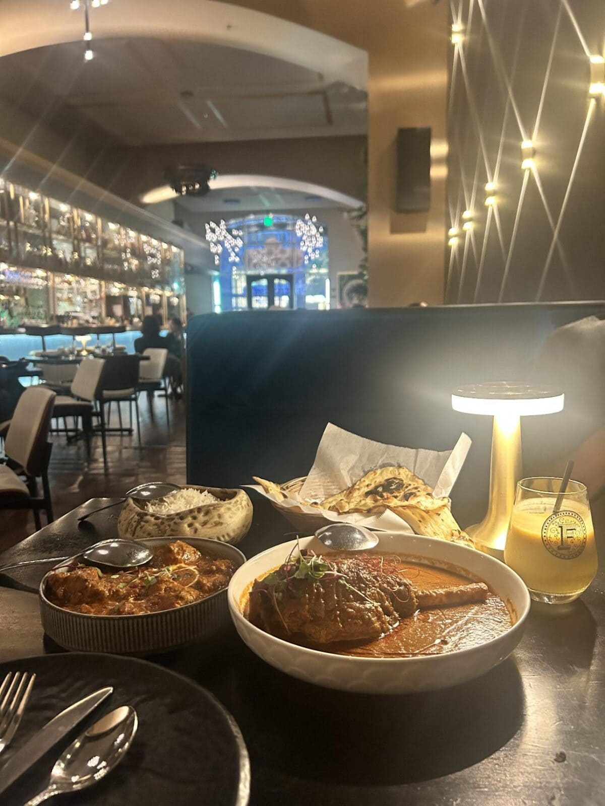 Farzi Caféの伝統的なスパイスや香りの料理